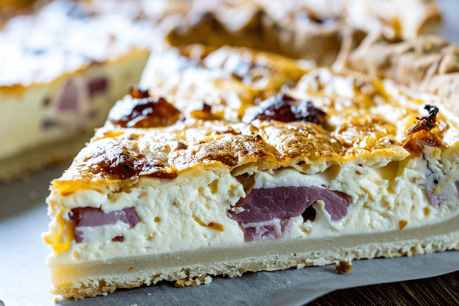 Slaný velikonoční quiche plněný vejci a šunkou